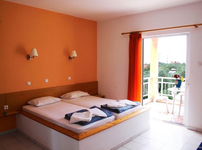 Amarilia Aparthotel Skala Rachoni  Rum bild